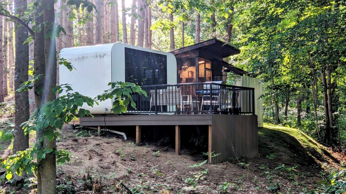 Sears Cabin | Modern, Hidden Gem Tiny House, Wood-Fired Hot Tub & Outdoor Screened-In Kitchen