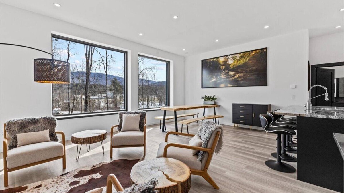 Moscow House | Modern Hideaway Chefs Kitchen & Sauna 15min to Ski