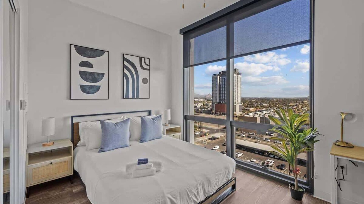 Evans Churchill Apartment | Modern Highrise STU w/Sky Pool, Parking, Gym 02