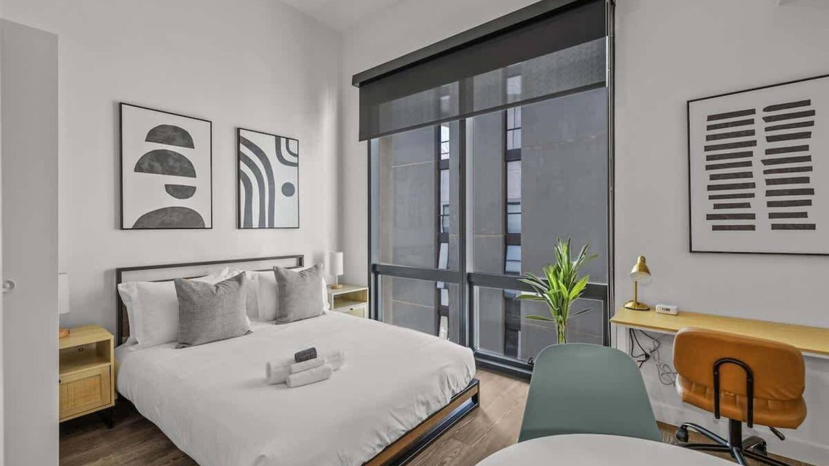 Evans Churchill Apartment | Modern Highrise STU w/Sky Pool, Parking, Gym 10