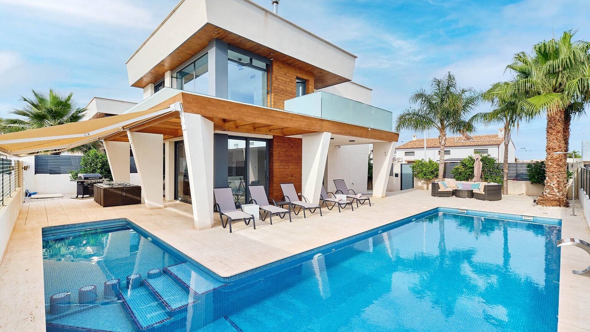 Los Cuarteros Villa | Modern house near beach,10 people, BBQ, own pool with spa/jet/cascade & top host