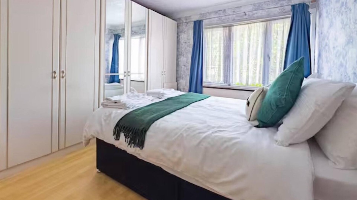 Basildon House | Modern Holiday Home 3bed