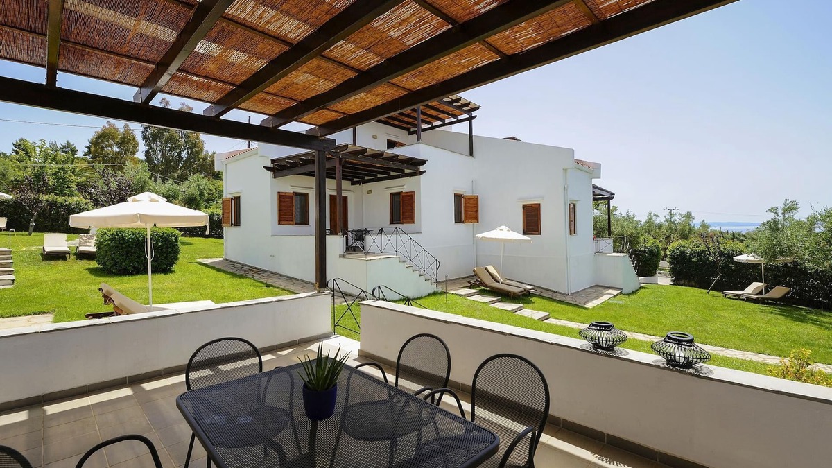 Gerakini House | Modern holiday home, fantastically located at the sea, Wifi | Trikorfo, Chalkidi