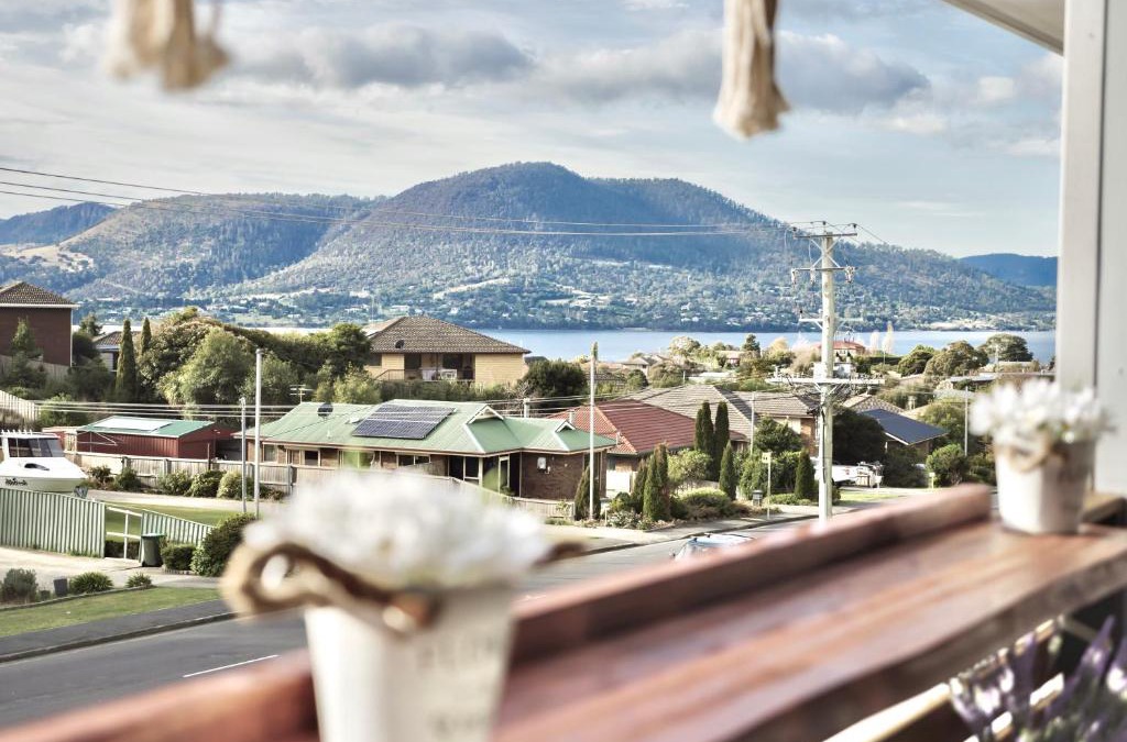 Rosetta House | Modern holiday home in Hobart - Stunning Mountain & Water views