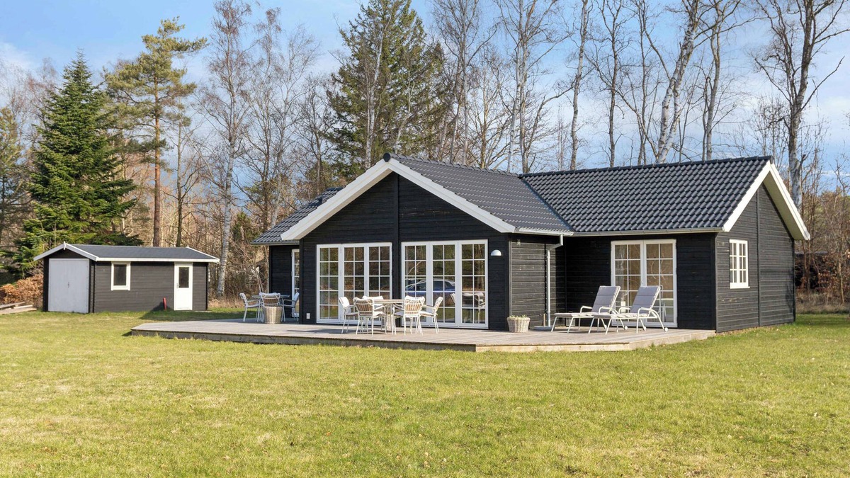 Hoensinge House | Modern holiday home with large garden near beach