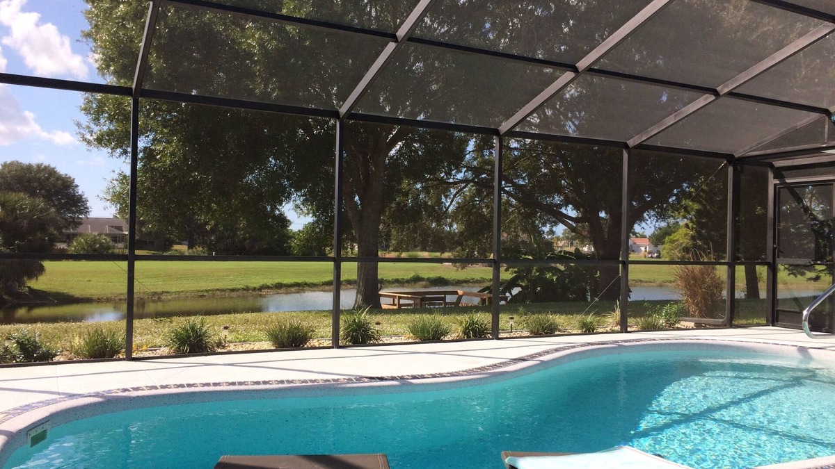 Pinehurst House | Modern holiday villa overlooking the lake and the golf course