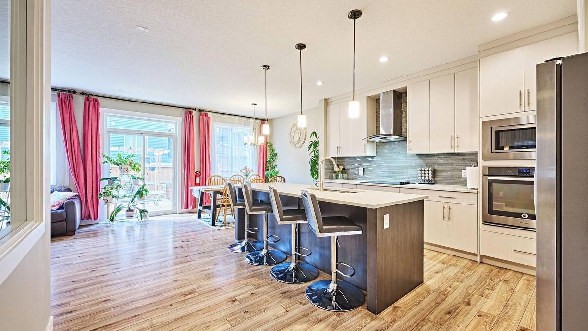 Symons Valley House | Modern Home 7BR | 5BA | 2Kit – Near Airport & Banff