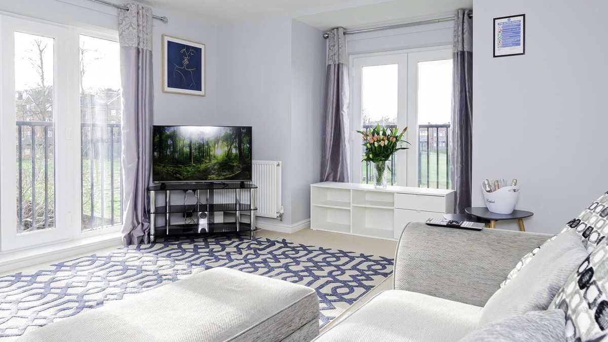 Earley House | Modern Home, 9 beds for Extended Stays, Free Parking
