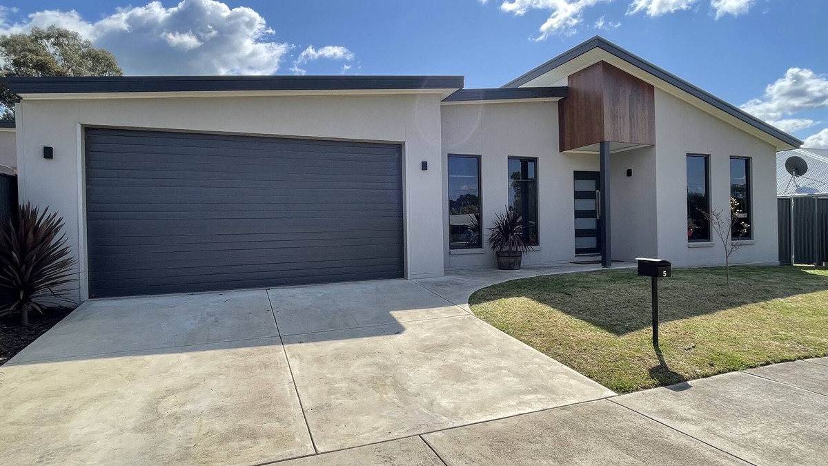 Mansfield House | Modern Home Away From Home