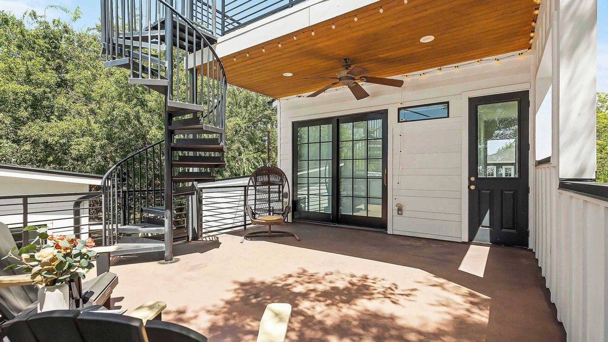 Chestnut House | Modern Home | Balcony Views | Mins to DT ATX & UT!