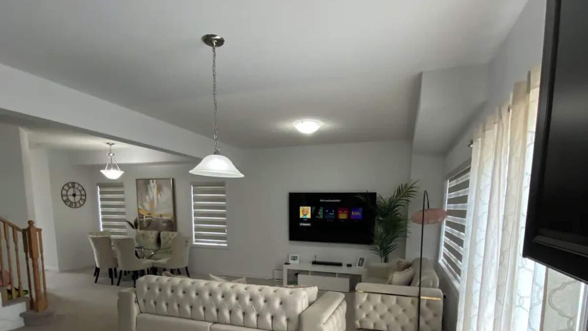 Dundalk House | Modern home close to Blue Mountain and Collingwood.