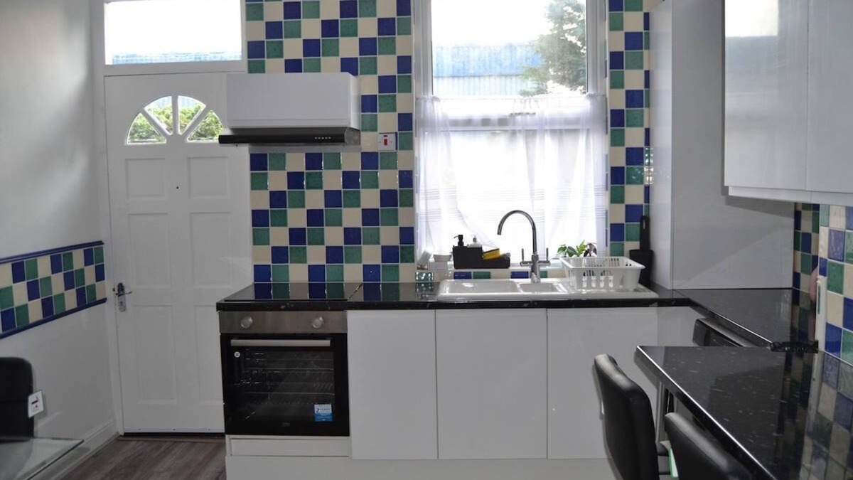 Harehills House | Modern Home Close to City Centre