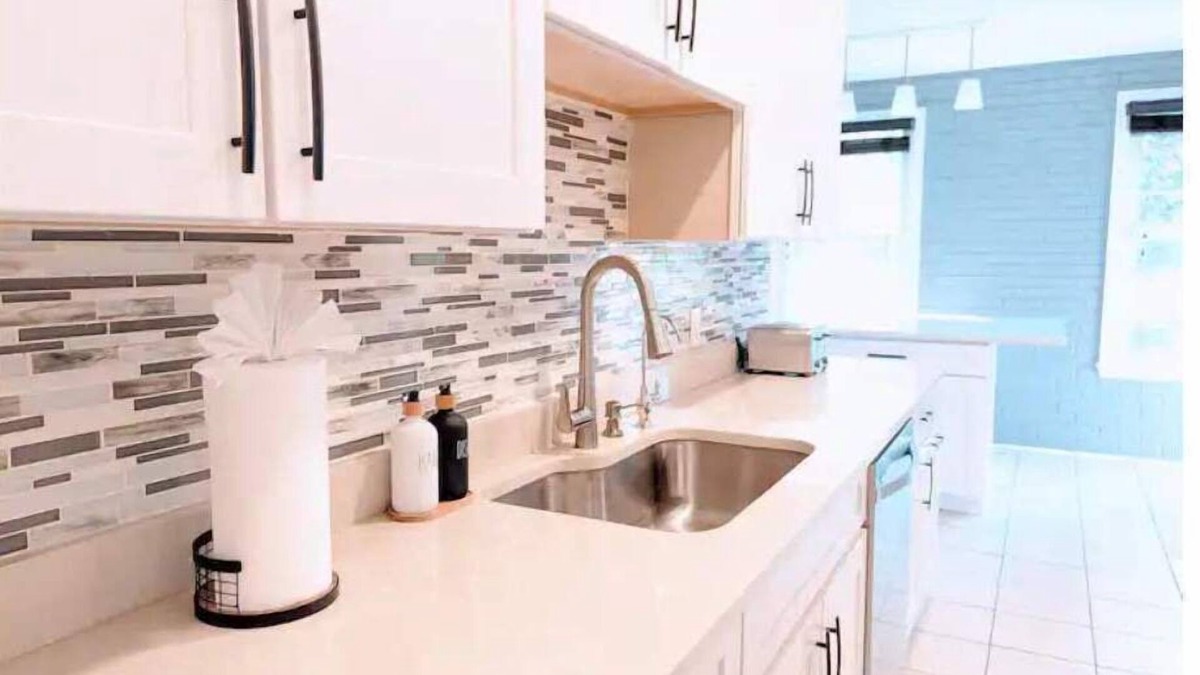 Fairfax House | Modern Home Dedicated Workspace Free Parking