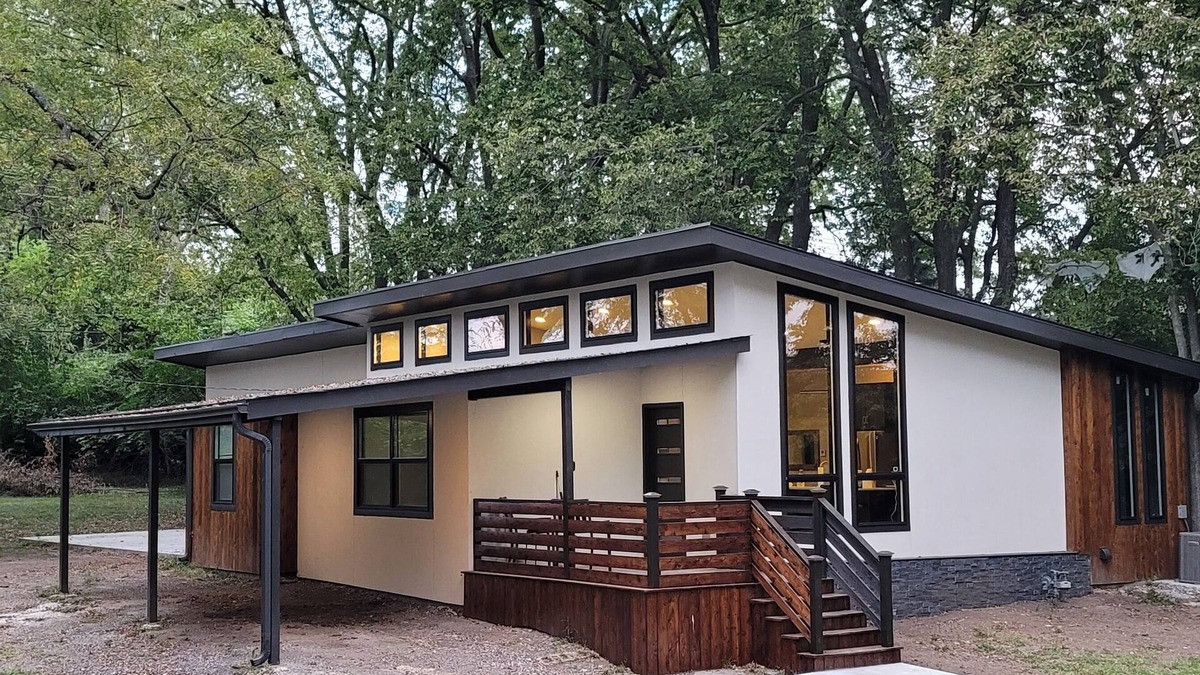 Independence House | Modern Home in Natures Warmth with Great Location