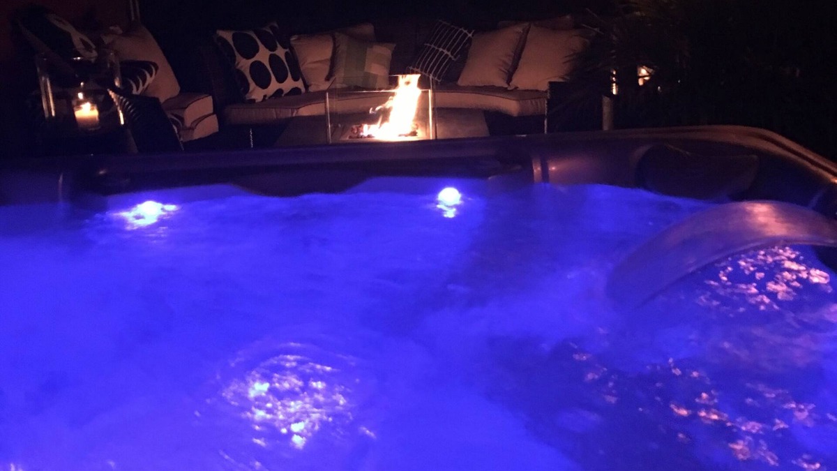 Hampton House | Modern Home-Near Beach/w lg Stylish Patio & HotTub, Fire Tables & Outdoor Dining