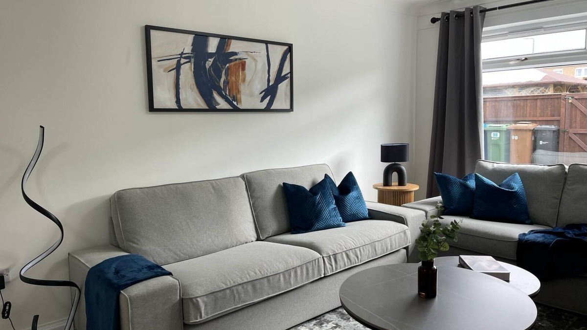 Livingston House | Modern Home Near To Airport | Free Parking & WIFI