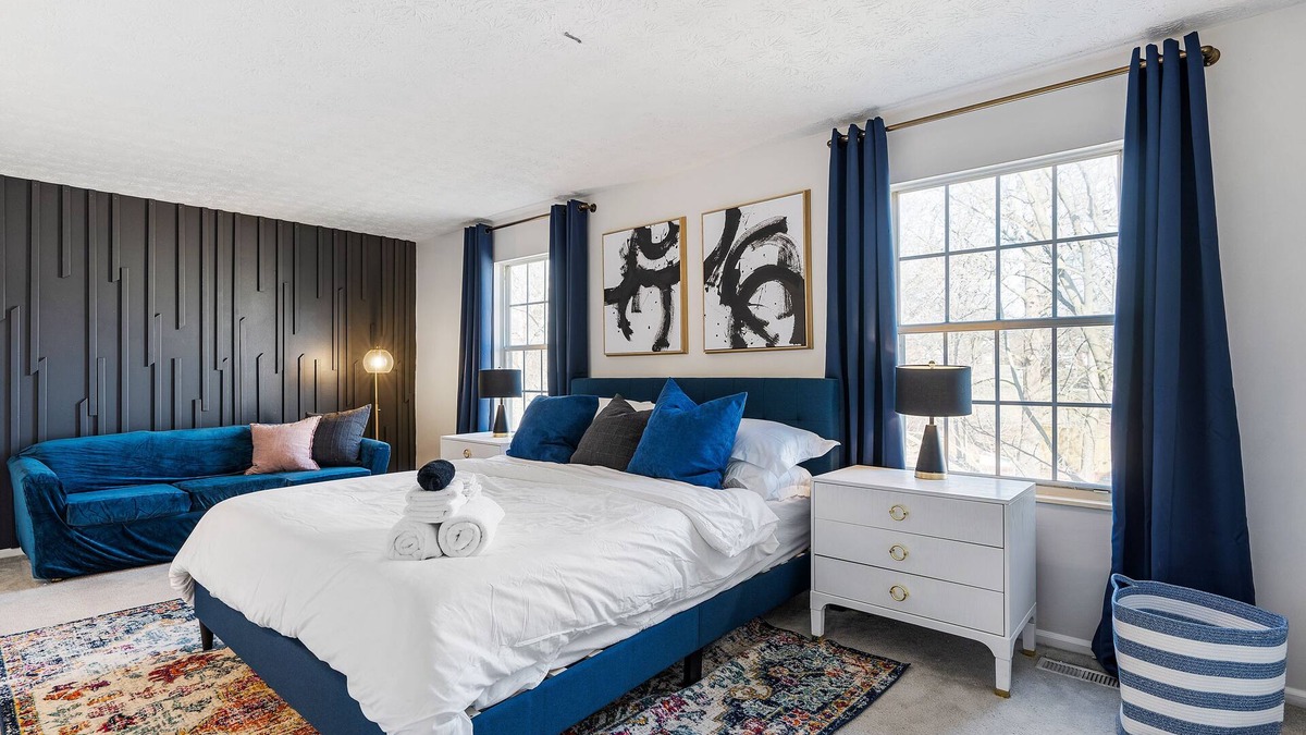 Parkdale House | Modern home near highways, king beds, ping pong table