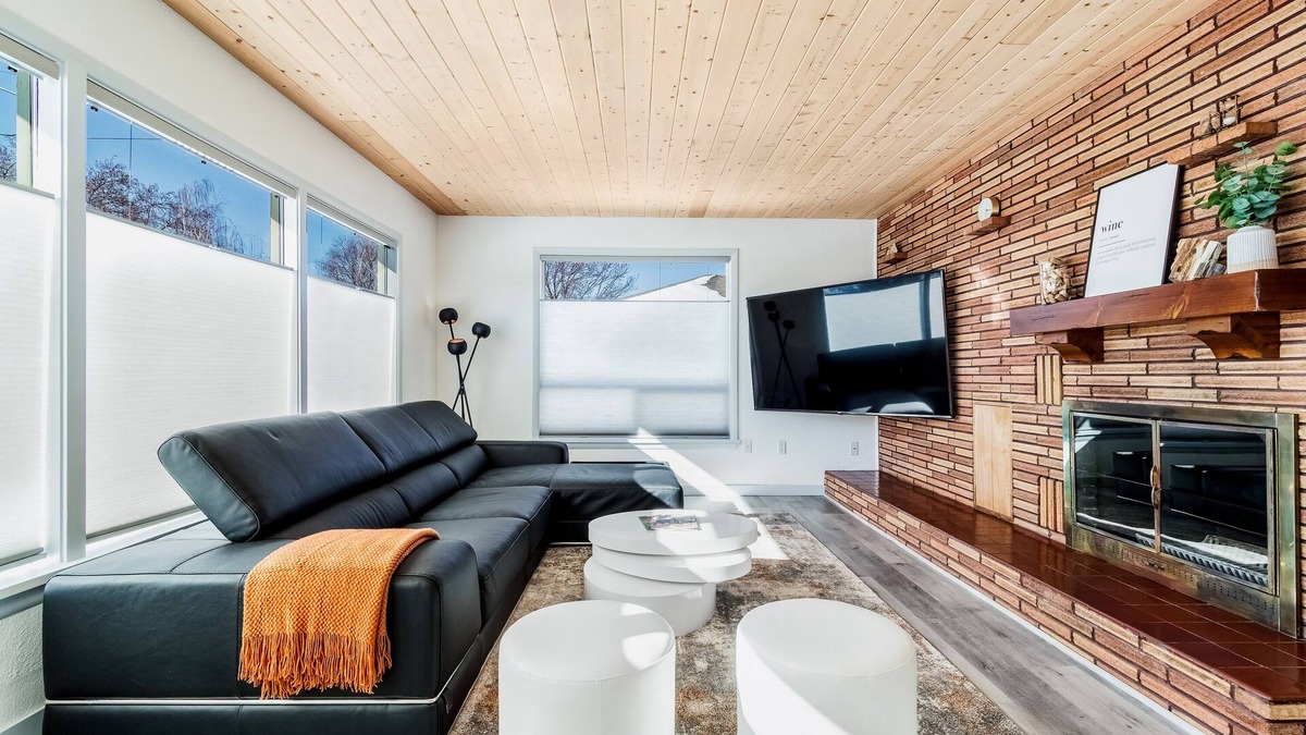 College Place House | Modern Home near Southside w/Blue Mountain Views