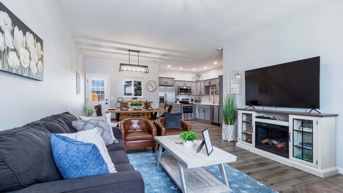 College Place House | Modern Home near WWU 3bdrm, 2bth, Lrg Backyard, BBQ, EV Charger, Roku