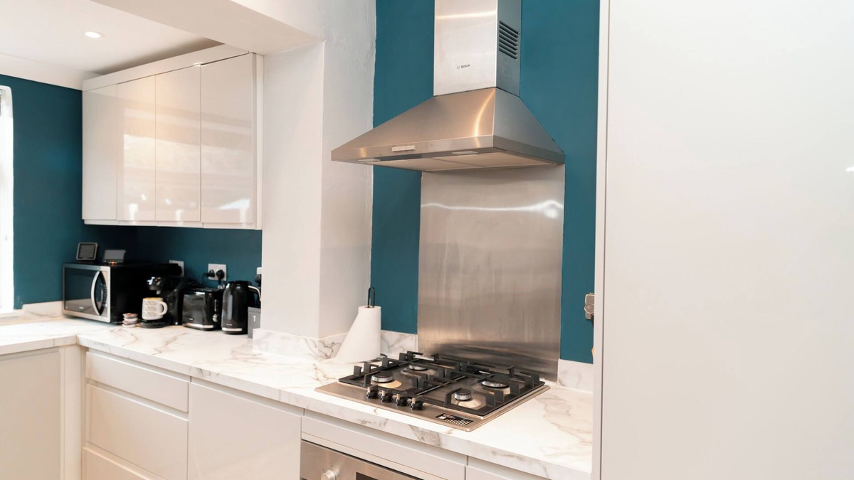 Frimley House | Modern Home|Sleeps 6 | Free Parking and free Wi-Fi w/Netflix
