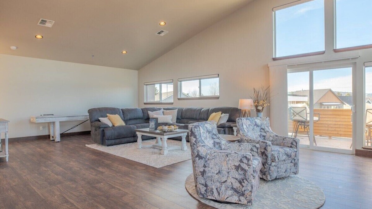 Boyd Acres House | Modern Home w/mountain views! — 9 minutes from downtown!