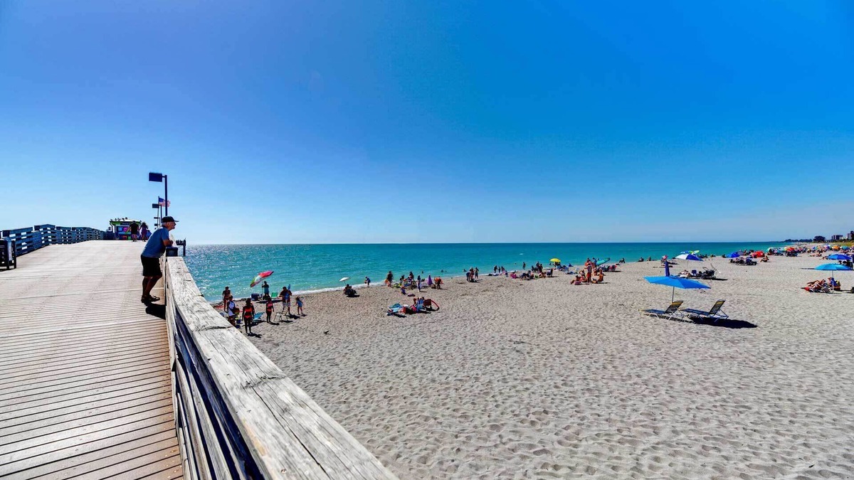 Venice Gardens Cottage | Modern Home w/Screened-in Pool: 4 Mi to the Beach