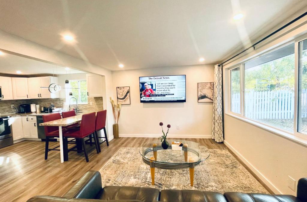 Bitter Lake Villa | Modern Home with Air Conditioners Near Bitter Lake