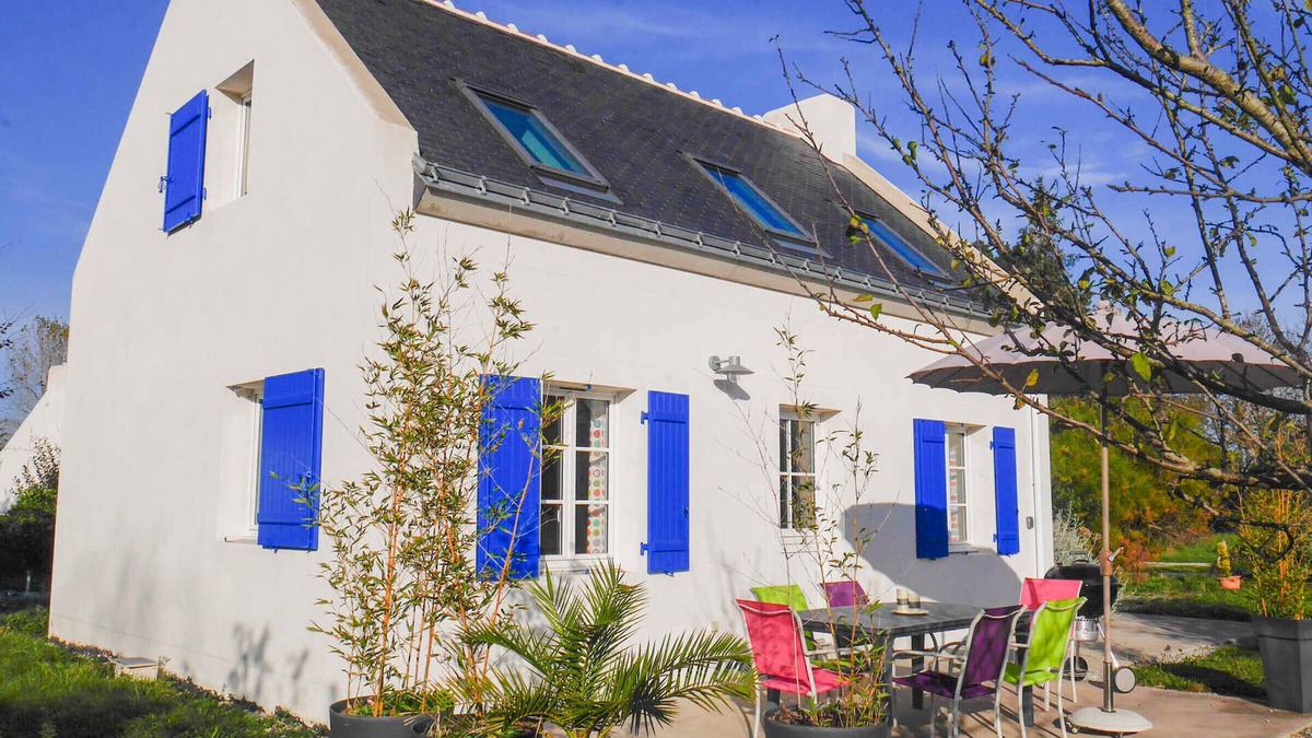 Locmaria House | Modern Home with Garden, Near Beaches & Shops, 3* Comfort