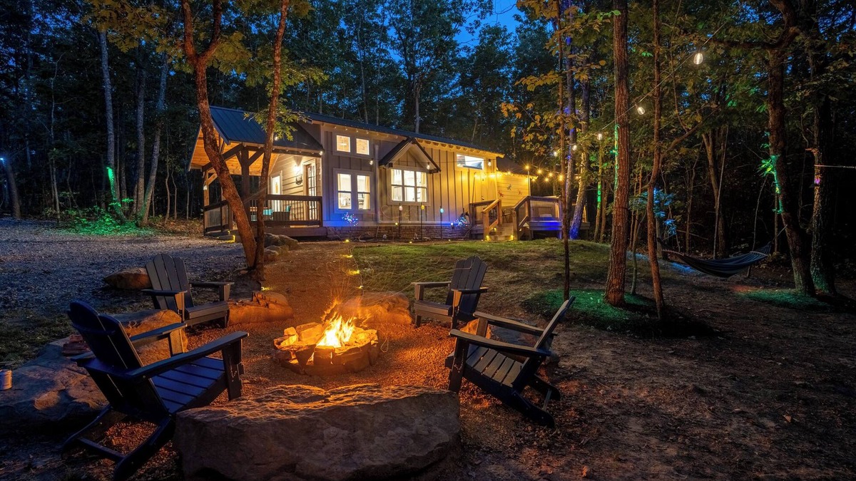Menlo Cabin | Modern Home with Hot Tub, Grill, Fire-pit and Zip Line