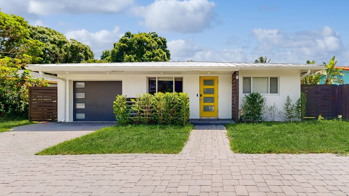 Central Oakland Park House | Modern Home with private pool, fully equipped kitchen, BBQ