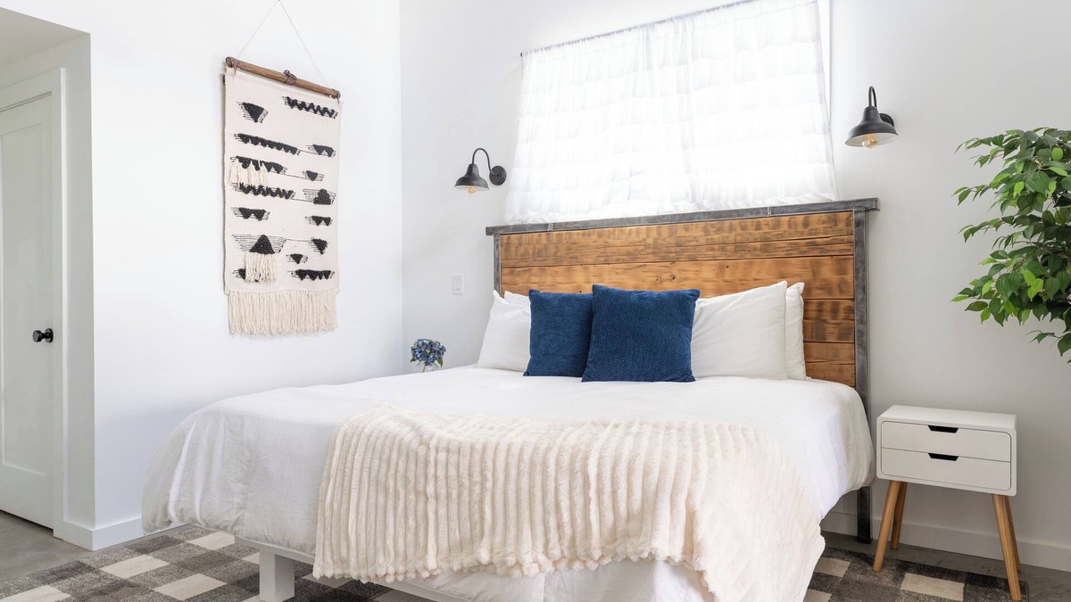 Cleveland Cabin | Modern home Yonah Views - King Beds + Wine Country Bliss