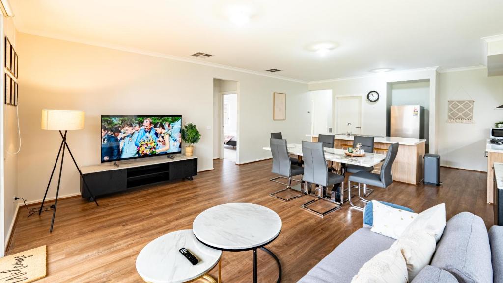 Clyde Villa | Modern Homely House in Clyde