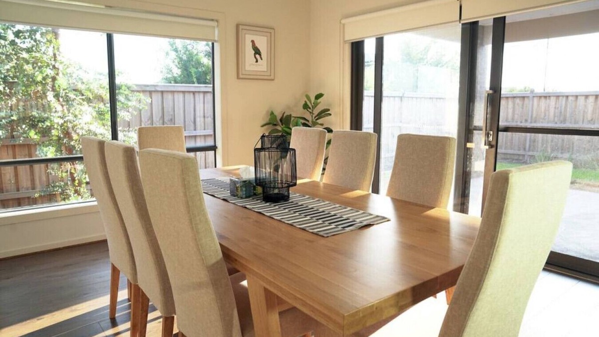 Pakenham House | Modern Homly 6BRM House for Big Group at Pakenham