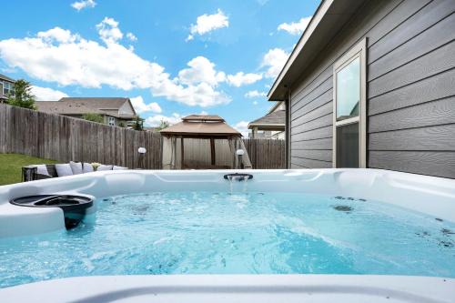Converse House | Modern Hot Tub Escape Yard Bbq Pets Games Wifi