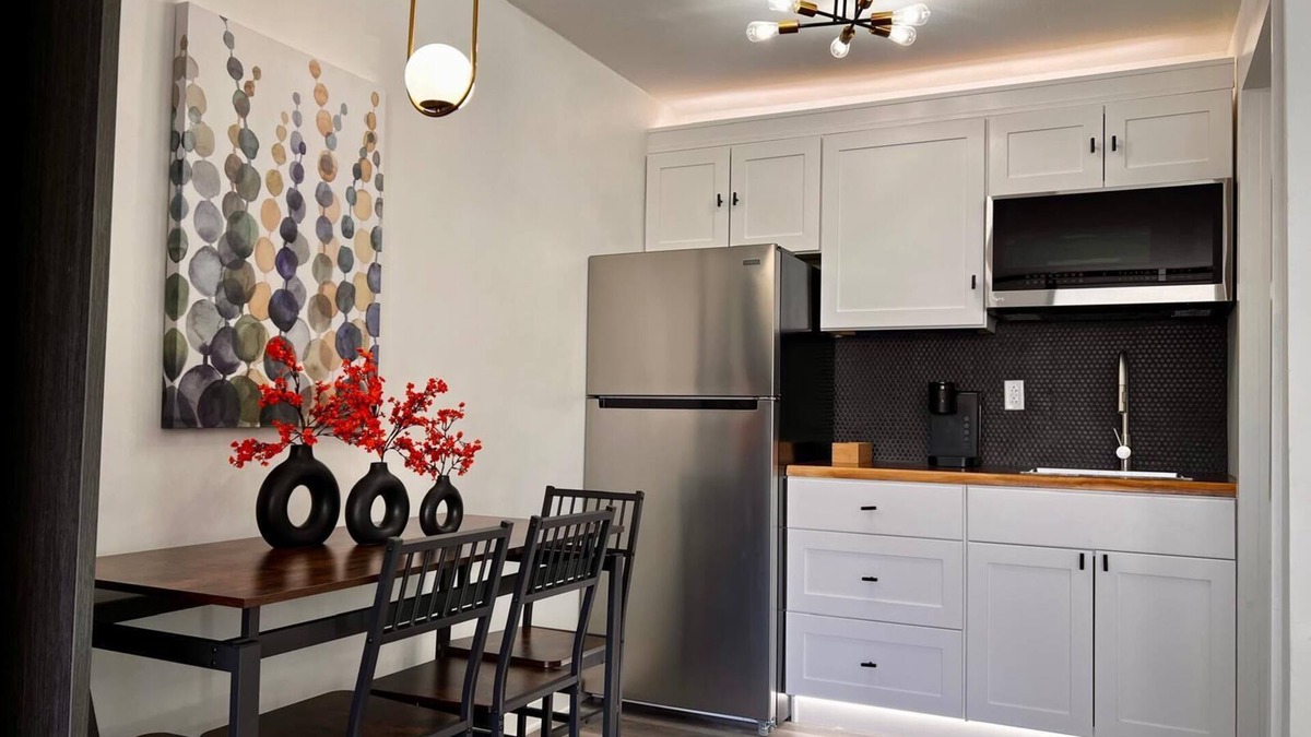 Shamrock Apartment | Modern hotel suite with kitchenette in charming Shamrock