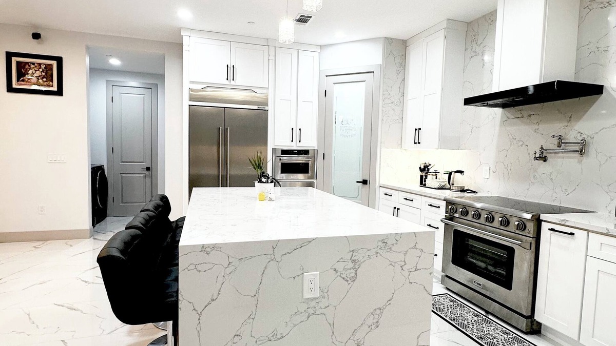 Westminster House | Modern House, 6 Bedrooms- 9 beds, 6.5 Smart Bathrooms, near Disney & Beach