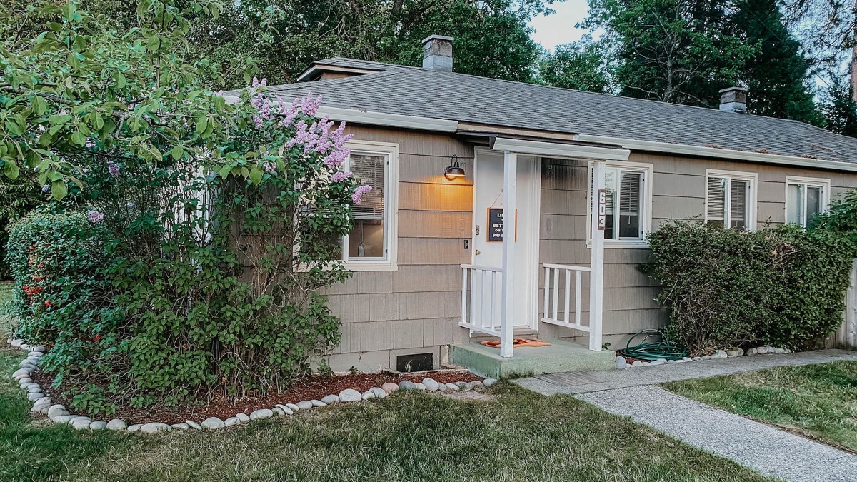 Grants Pass House | Modern House in the Heart of Grants Pass with Hot Tub and Fire Pit