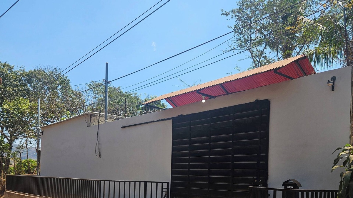 Caluco House | Modern House near a river "La Casita Cruz"