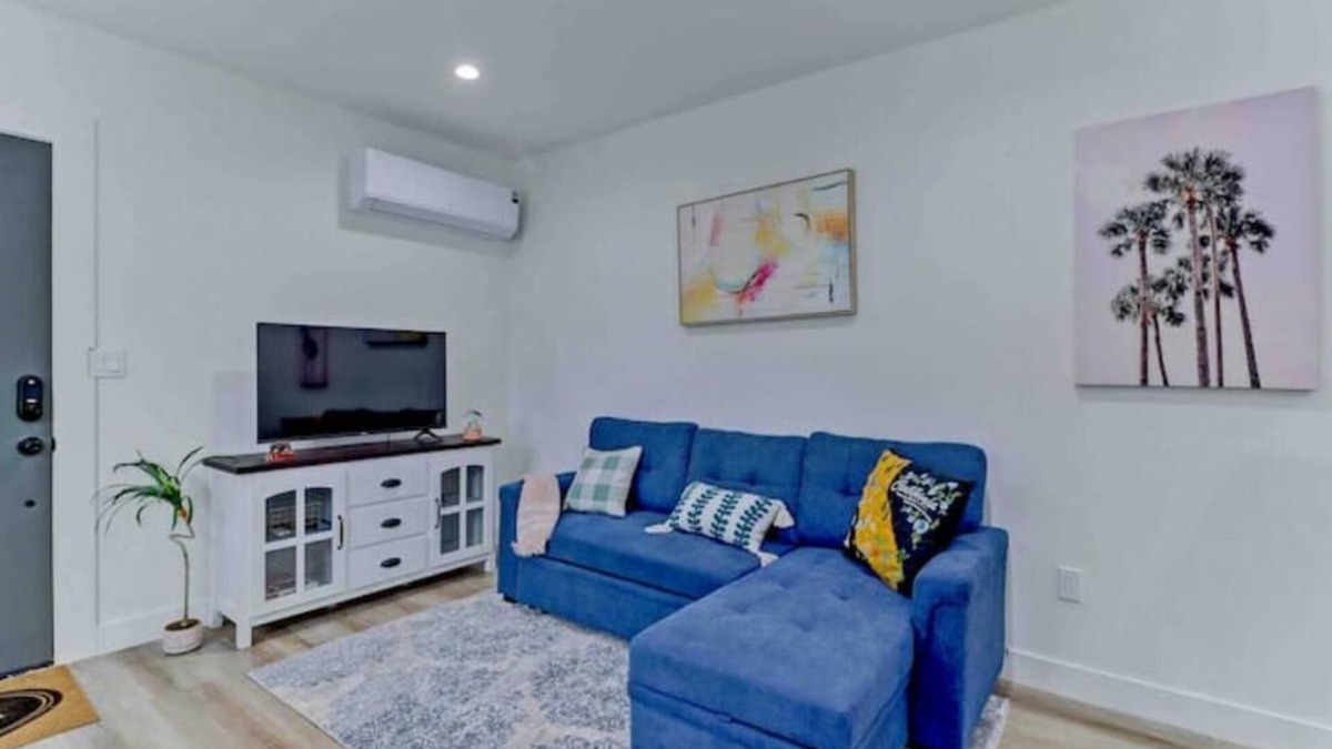 Fullerton House | Modern House near Disney-206