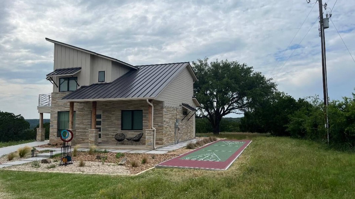 Glen Rose House | Modern house only minutes away from Fossil Rim Wildlife Center & Dinosaur Park.n