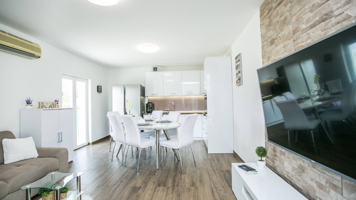 Kamen House | Modern house w.large garden & children playground