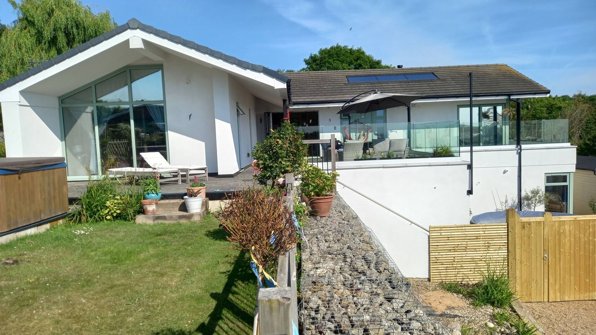 Minster on Sea House | Modern House With Stunning Views, hot Tub, 6 min to Beach, Outdoor Pool