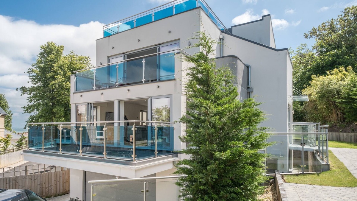 Cowes House | Modern House with amazing views sleeps 10-12
