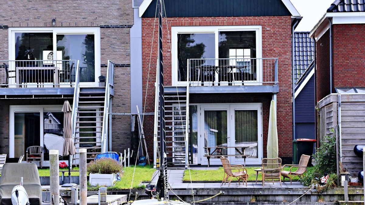 Stavoren House | Modern house with high terrace & garden on private canal & jetty