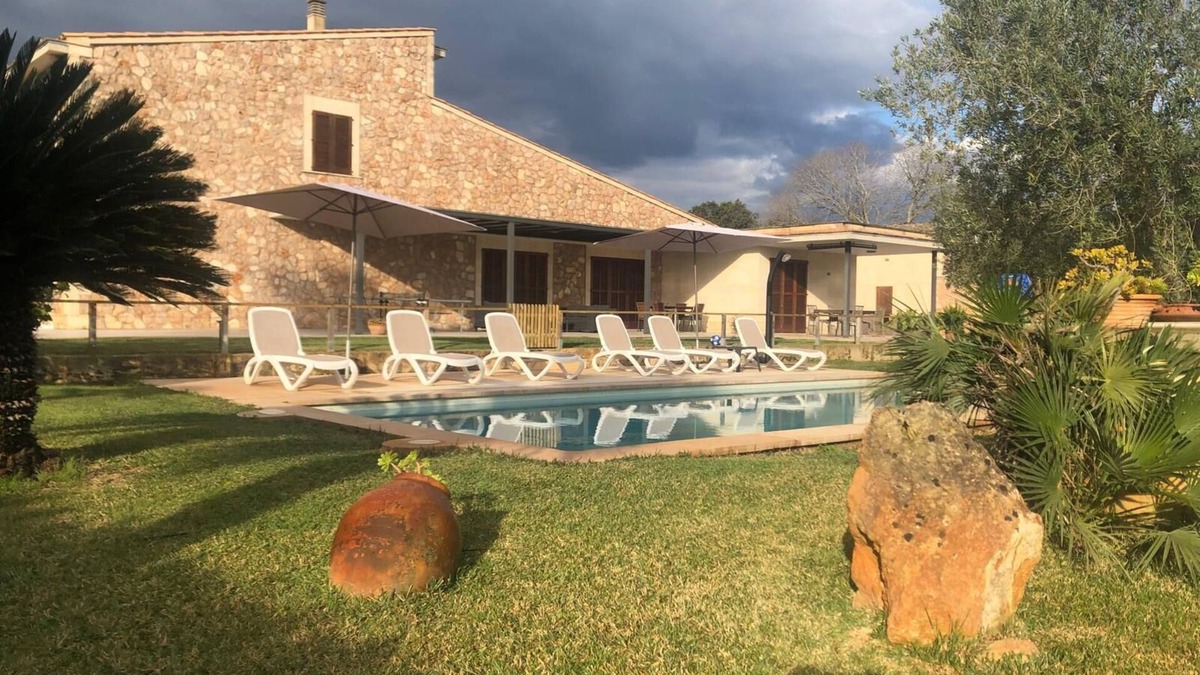 Buger Villa | Modern house with large pool