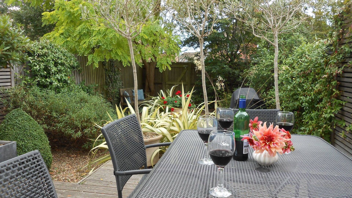 Epsom House | Modern house with sunny garden, close to train station, 30 mins Central London