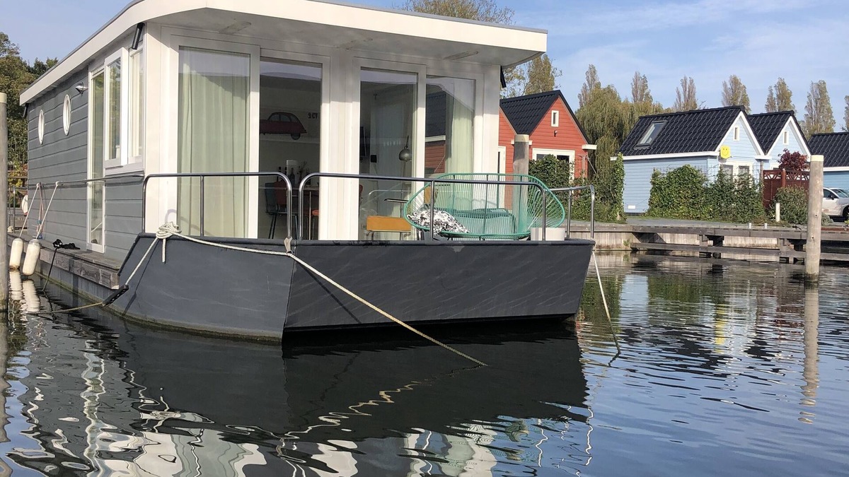 Stavoren Boat Rental | Modern houseboat in quiet harbor close to the IJsselmeer with SUPs and canoe