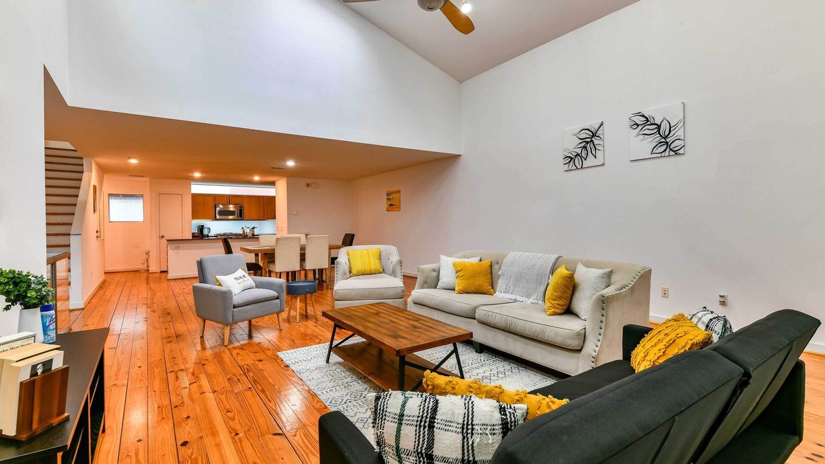 Astrodome House | Modern Houston Townhome w/Balcony: 5 Mi to Dtwn!