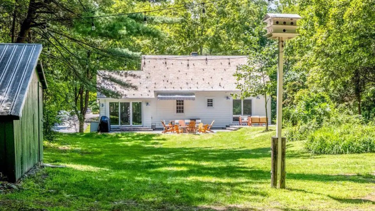 Hyde Park Cottage | Modern Hudson Valley Creekside Retreat + Hot Tub!