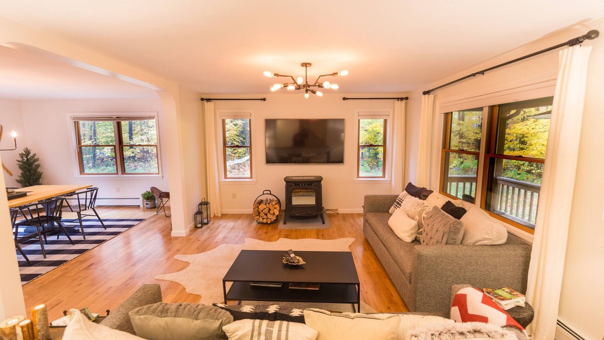 Jay House | Modern, Ideal Location, Family Friendly!